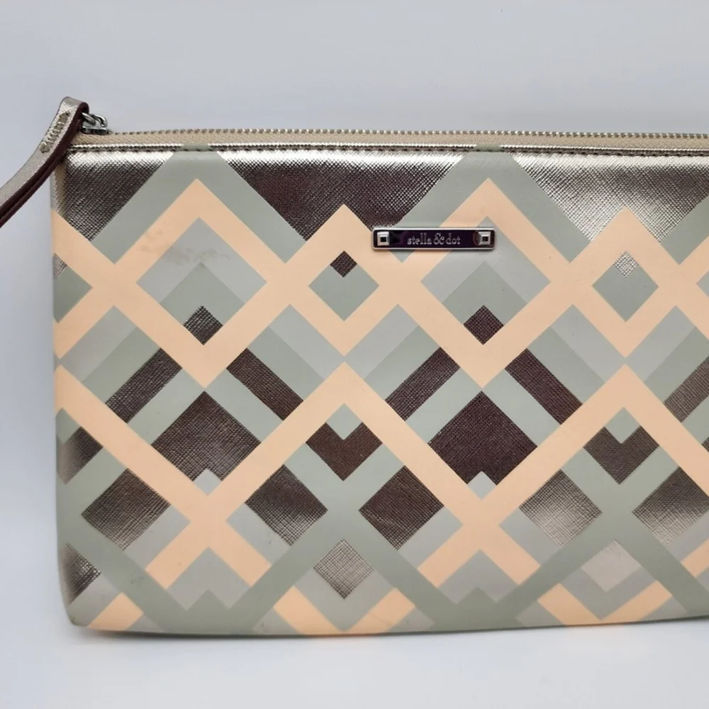 NWOT Stella & Dot Gold & Beige Geometric Patterned Zippered Metallic Clutch